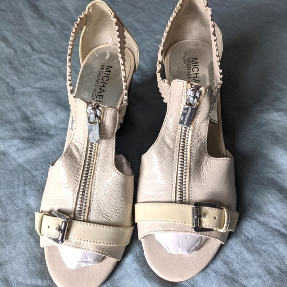 𝅺MICHAEL by Michael Kors Wedge Ivory Leather Sandal with Buckle and Zip Front 7 - Picture 2 of 9